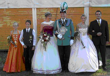 Lachend zum Festumzug: Laura Brker mit Begleitung Stephan Hompesch, Gaby and Gebhard Gerken, Sabrina Remus mit Begleitung Arne Hohmann. (v.l.n.r.) 