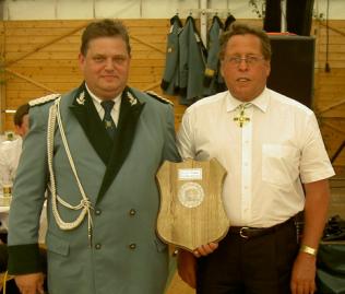 Der 2. Brudermeister Karl Remus mit der neuen Wanderplakette, die Ihm von Heinz Breuer berreicht wurde.