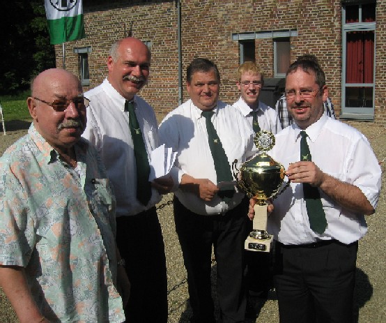 der erste Sieger Michael Niehsen mit Pokal