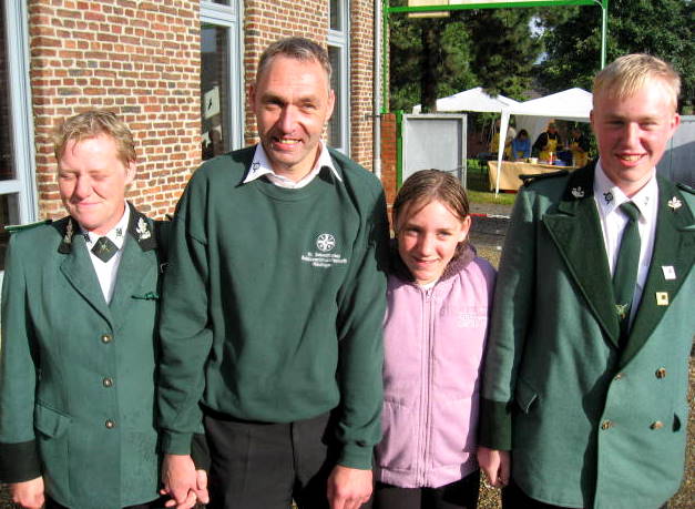 v.l.n.r.: Ellen Mielke, Knig Manfred Mielke, Schlerprinzessin Christina Mileke und Prinz Tobias Mielke