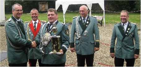 bergabe des Knig-Wanderpokals (v.L.n.R.): Michael Gerken, Dieter Bongartz, Marcel Dohle, Gebhard Gerken, Michael Niehsen 